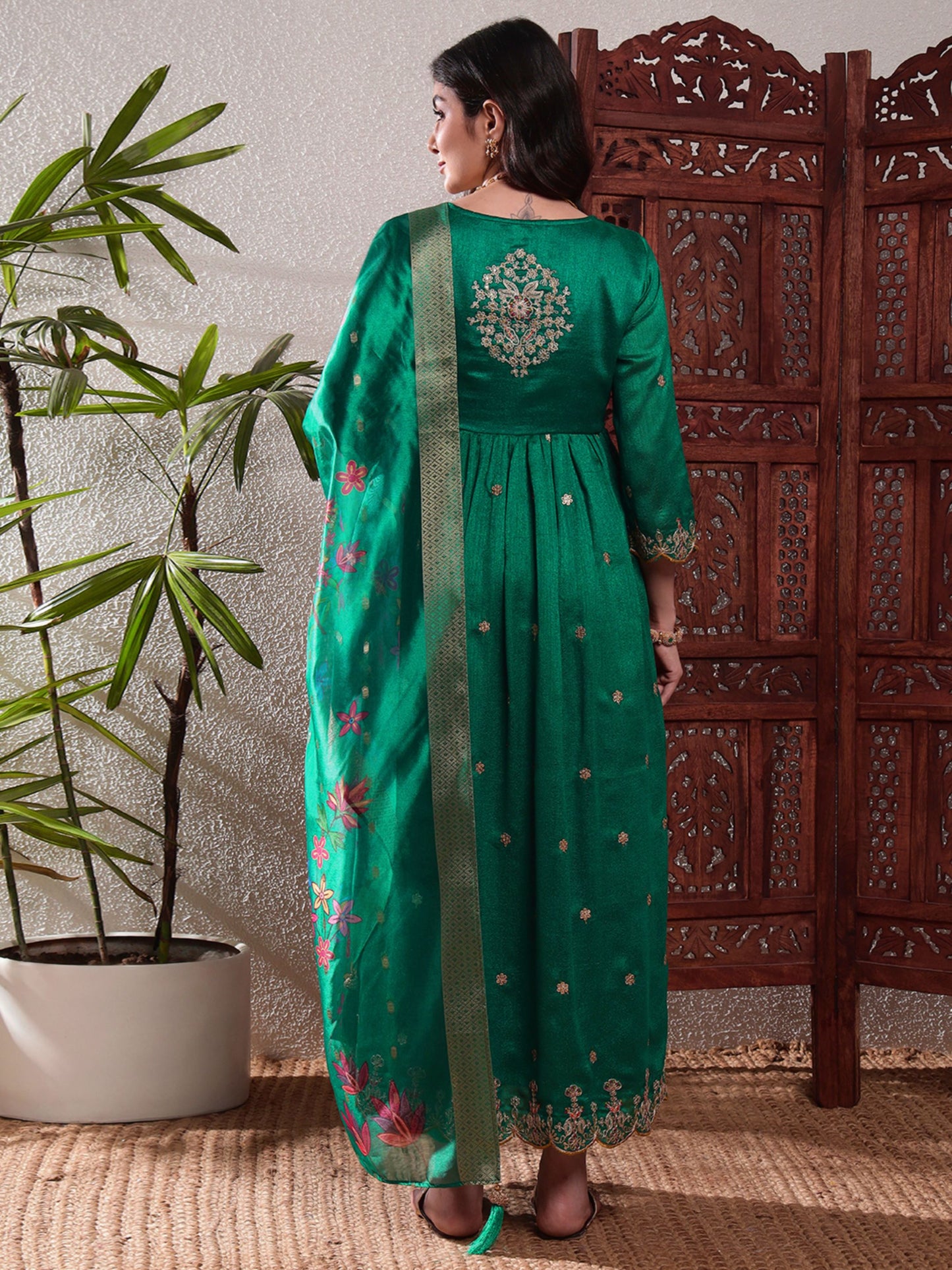 Emerald Green Embroidered Silk Women's Kurta, Pyjama & Dupatta Set